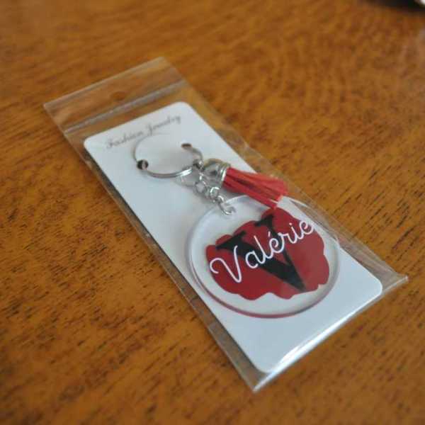 PORTE CLES PERSONNALISE (couleur de la tache de fond: rouge, rose, noir, vert, bleu, orange etc...), (couleur de la grosse lettre: noir, argent), (couleur du prénom: blanc) 6.50 €